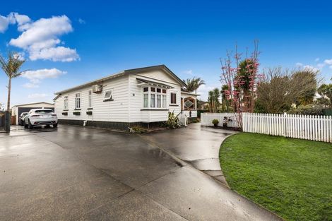 Photo of property in 14 Sandspit Road, Waiuku, 2123