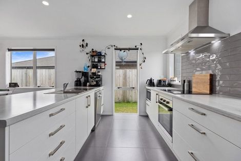 Photo of property in 19 Naeo Close, Papamoa Beach, Papamoa, 3118