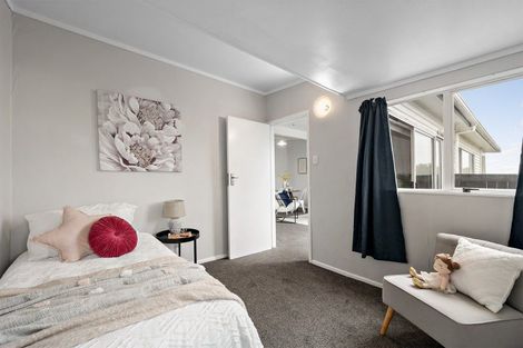 Photo of property in 7 Chetwode Grove, Newlands, Wellington, 6037