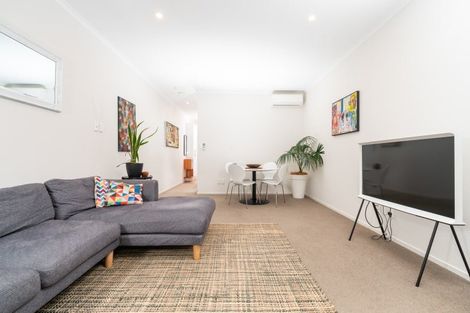 Photo of property in 2/123 The Parade, Island Bay, Wellington, 6023