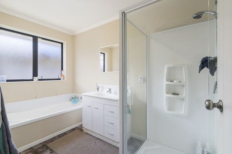 Photo of property in 33 Geneva Terrace, Kelvin Grove, Palmerston North, 4414