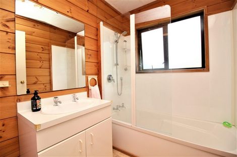 Photo of property in 37 South Lynn Road, Titirangi, Auckland, 0604