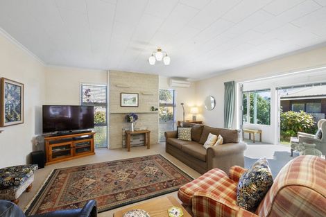 Photo of property in 13 John Guthrie Place, Merrilands, New Plymouth, 4312