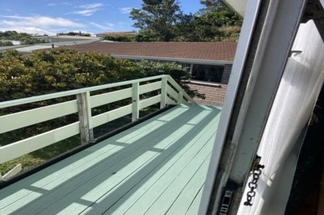 Photo of property in 8a Longcroft Terrace, Newlands, Wellington, 6037