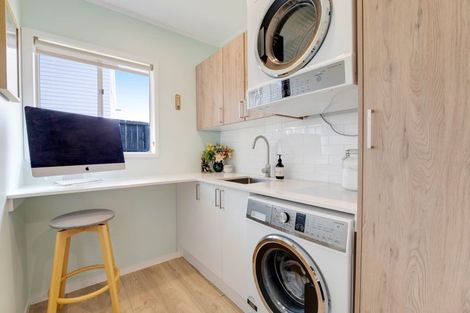 Photo of property in 1/39 Camrose Place, Glenfield, Auckland, 0629