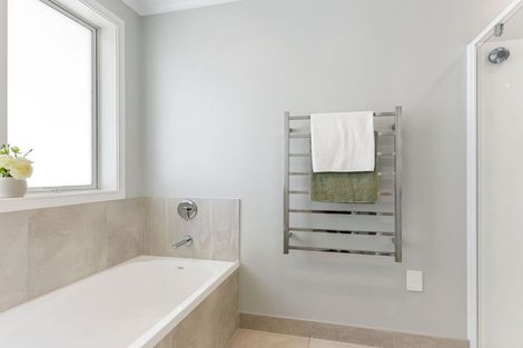 Photo of property in 13 Dida Park Drive, Kumeu, 0810