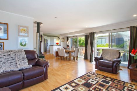 Photo of property in 272 Glamorgan Drive, Northcross, Auckland, 0630