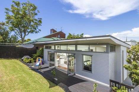 Photo of property in 22 Kiteroa Terrace, Rothesay Bay, Auckland, 0630