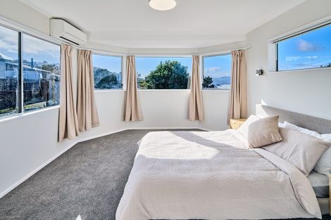 Photo of property in 18 Eastview Grove, Normandale, Lower Hutt, 5010