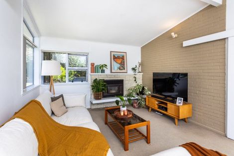 Photo of property in 18 Deuxberry Avenue, Northcote, Auckland, 0627