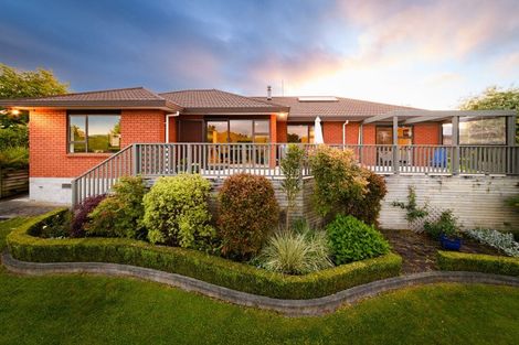 Photo of property in 11 Greenwood Place, Fitzherbert, Palmerston North, 4410