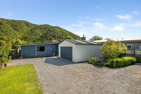 Photo of property in 24 Beach Road, Waikawa, Picton, 7220