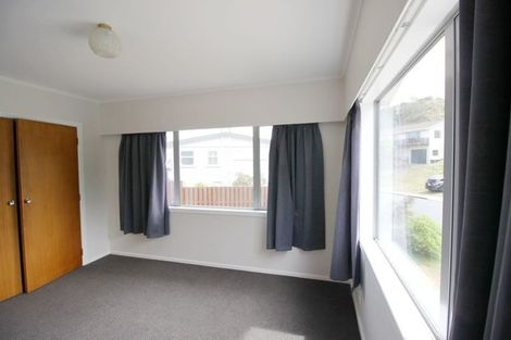Photo of property in 30 Somes Crescent, Newlands, Wellington, 6037