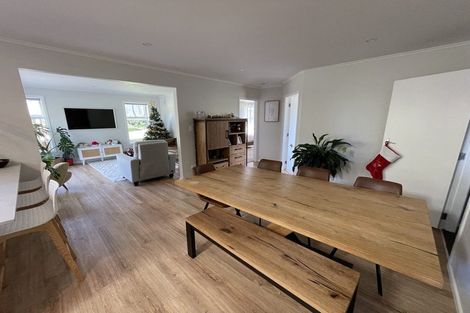 Photo of property in 6 Alder Place, Newlands, Wellington, 6037