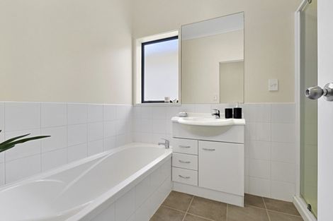 Photo of property in 14 Verdale Circle, Glen Eden, Auckland, 0602