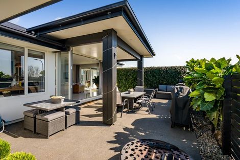 Photo of property in 4 Vardon Way, Waiwhakaiho, New Plymouth, 4312