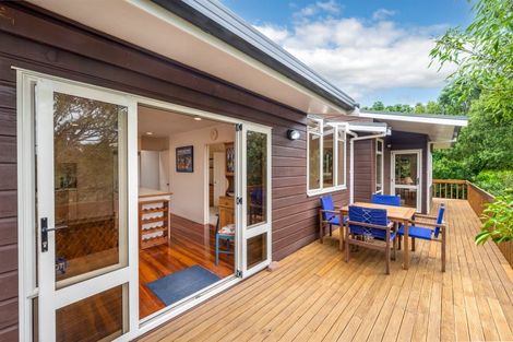 Photo of property in 18 Gibson Place, Mellons Bay, Auckland, 2014