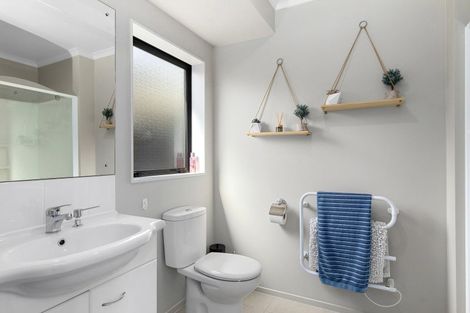 Photo of property in 15 Aragon Grove, Kingsley Heights, Upper Hutt, 5018