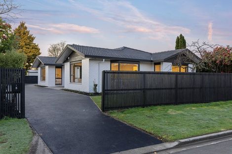 Photo of property in 5 Cricklewood Place, Avonhead, Christchurch, 8042