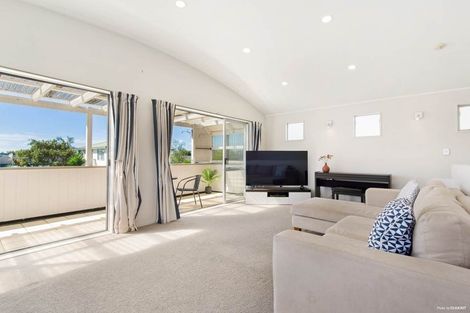 Photo of property in 2/58 Zefiro Drive, Massey, Auckland, 0614