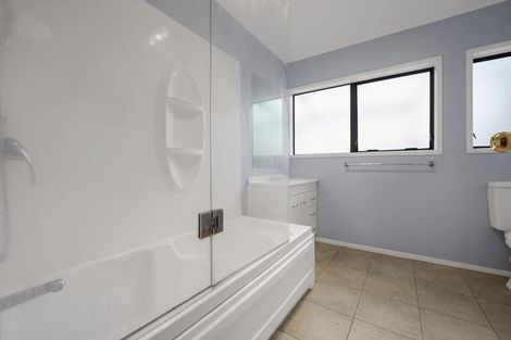 Photo of property in 5 Oakhaven Place, Ranui, Auckland, 0612