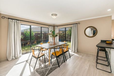 Photo of property in 32 Quadrant Heights, Paraparaumu, 5032