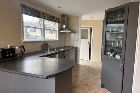 Photo of property in 2a Chapman Road, Te Atatu Peninsula, Auckland, 0610