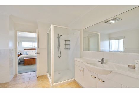 Photo of property in 37 Roys Road, Weymouth, Auckland, 2103