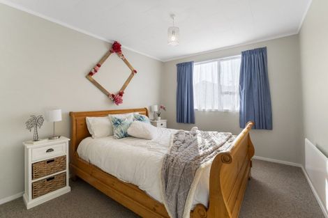 Photo of property in 8 Kaitawa Crescent, Paraparaumu, 5032