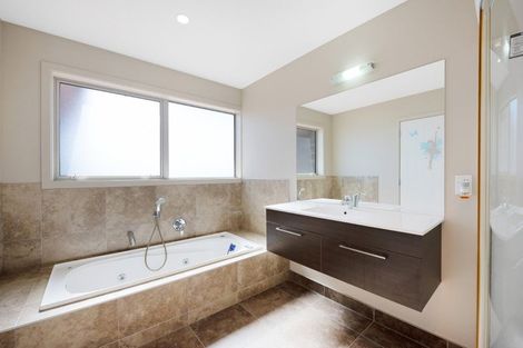 Photo of property in 52 Tamworth Crescent, Newlands, Wellington, 6037