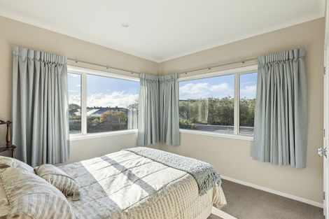 Photo of property in 5 Vardon Way, Waiwhakaiho, New Plymouth, 4312