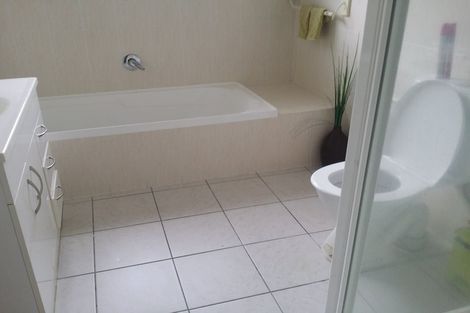 Photo of property in 5 Fleetwood Drive, Henderson, Auckland, 0612