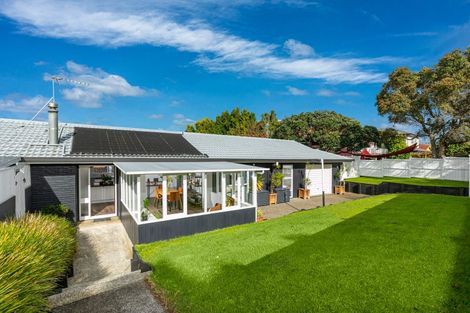 Photo of property in 49 Compton Street, Hillcrest, Auckland, 0627