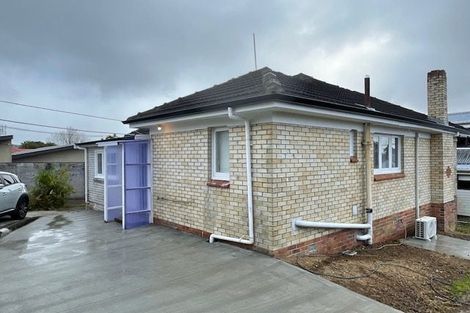Photo of property in 22 Cliff View Drive, Green Bay, Auckland, 0604