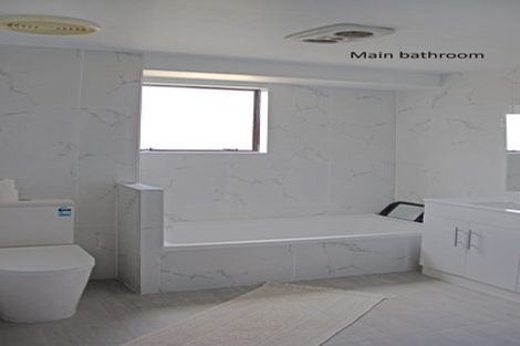 Photo of property in 7 Halloran Place, Massey, Auckland, 0614