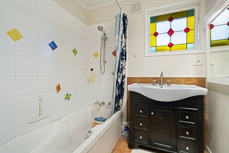 Photo of property in 2a Waller Avenue, Bucklands Beach, Auckland, 2012