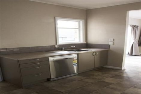 Photo of property in 32 Flanshaw Road, Te Atatu South, Auckland, 0610