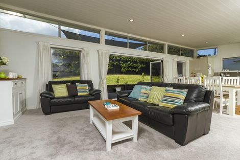 Photo of property in 22 Kiteroa Terrace, Rothesay Bay, Auckland, 0630