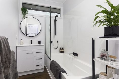 Photo of property in 16 Great North Road, Riverhead, 0820