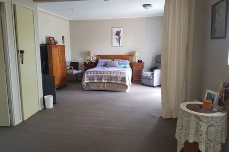 Photo of property in 38 Deverell Place, Northcross, Auckland, 0632