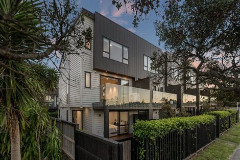 Photo of property in 2e Fowler Street, Northcote, Auckland, 0627