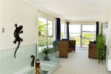 Photo of property in 1/552 Beach Road, Rothesay Bay, Auckland, 0630