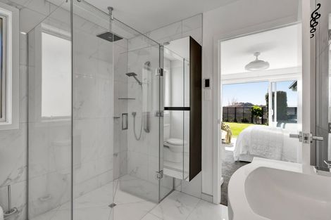 Photo of property in 4 Vardon Way, Waiwhakaiho, New Plymouth, 4312