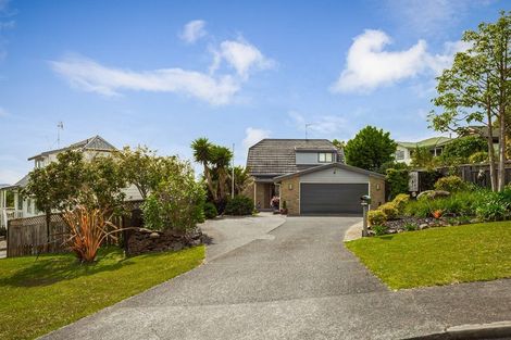 Photo of property in 2/12 Ballini Rise, West Harbour, Auckland, 0618