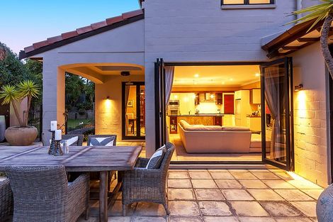 Photo of property in 124 John Brooke Crescent, East Tamaki Heights, Auckland, 2016