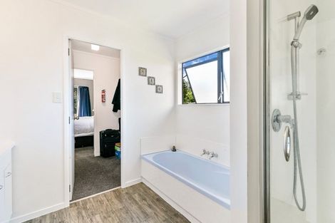 Photo of property in 77 Meadowvale Rise, Titirangi, Auckland, 0604