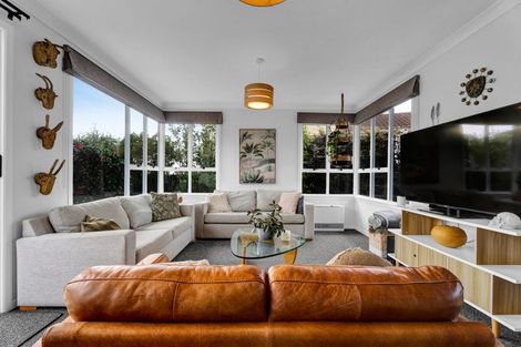 Photo of property in 10 Strandon Place, Strandon, New Plymouth, 4312