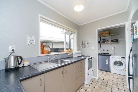 Photo of property in 35 Suzanne Grove, Kelvin Grove, Palmerston North, 4414