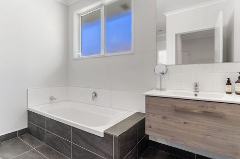 Photo of property in 33 Denny Hulme Drive, Mount Maunganui, 3116