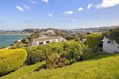 Photo of property in 70 Nevay Road, Karaka Bays, Wellington, 6022